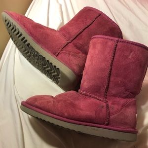 UGG Australia size 6 short boot (magenta ish)